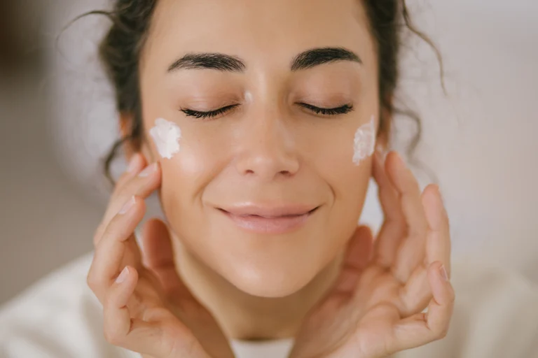 Skinimalizm – na&nbsp;czym polega minimalistyczna pielęgnacja skóry?